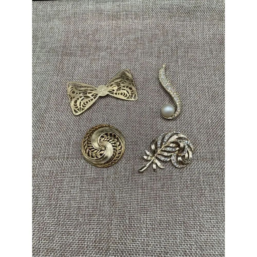 Vintage Bundle of 4 Broaches Pins Goldtone Stamped